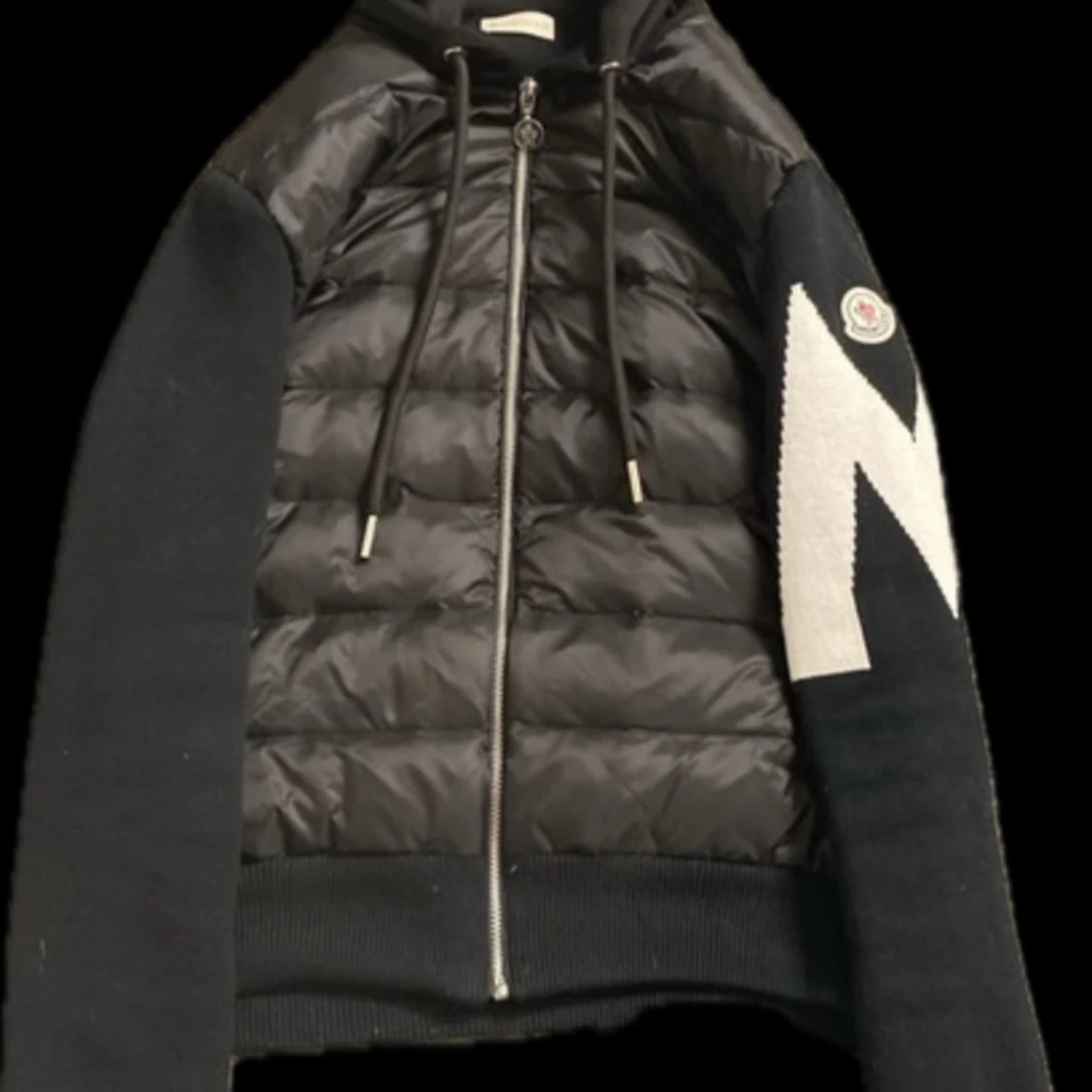 Svart pufferjacka med stickade ärmar från Moncler