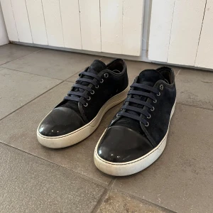 Lanvin skor - Säljer mina riktigt snygga lanvins i fint skick! Skorna är i uk7, vilket betyder att dem passar 41-42. Färgen är navy!