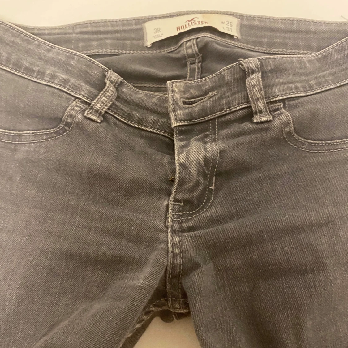 Grå jeansshorts från Hollister - 1