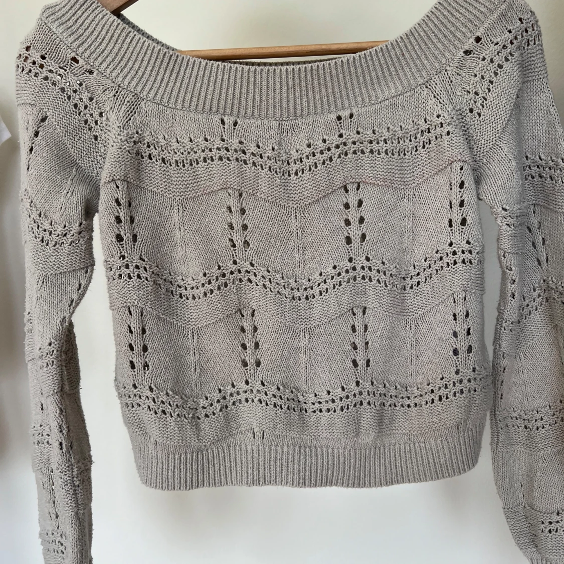 Ljusgrå croppad stickad tröja - 1