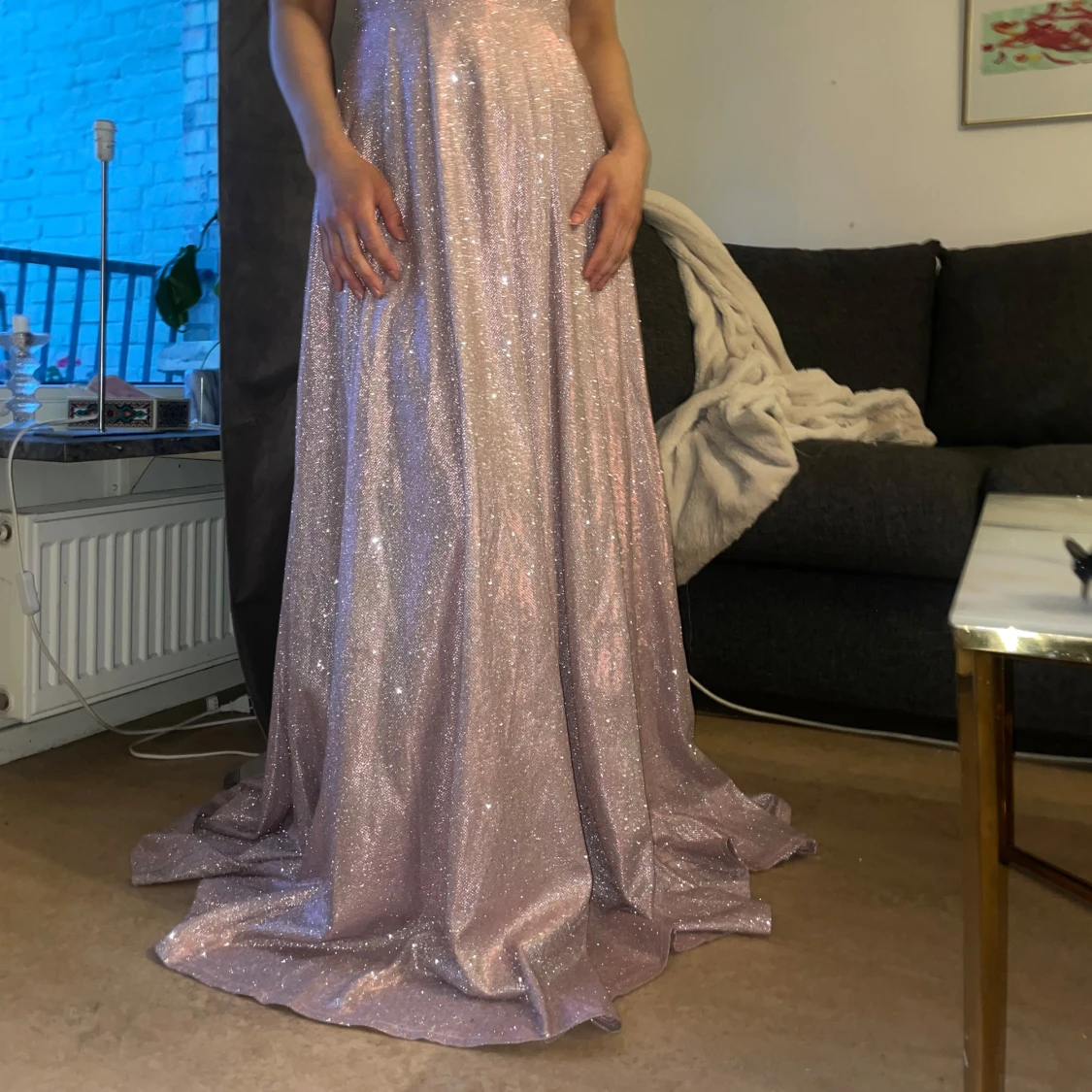 Glittrig ljusrosa långklänning med v-ringning - 2
