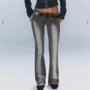 Weekday jeans - Weekday jeans i storleken 26/32💖 köpta för nån månads sedan så är i bra skick, men är lite slita längst ner på benen💘originalpris: 399 kr