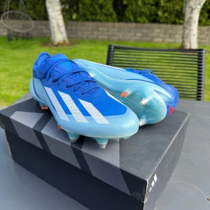 Adidas x Crazyfast elite SG Marinerush - Använda endast en träning då de var för små, så helt nytt skick 3 skruvdobbar och nyckel ingår Storlek 42 Nypris 3000kr