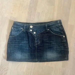 Lågmidjade jeans kjol - Så fin lågmidjad jeans kjol. Köp via köp nu❤️