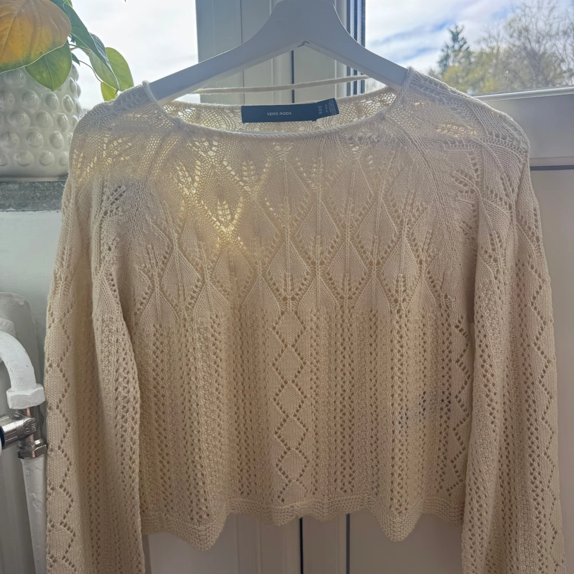 Vit stickad tröja från Vero Moda - 1