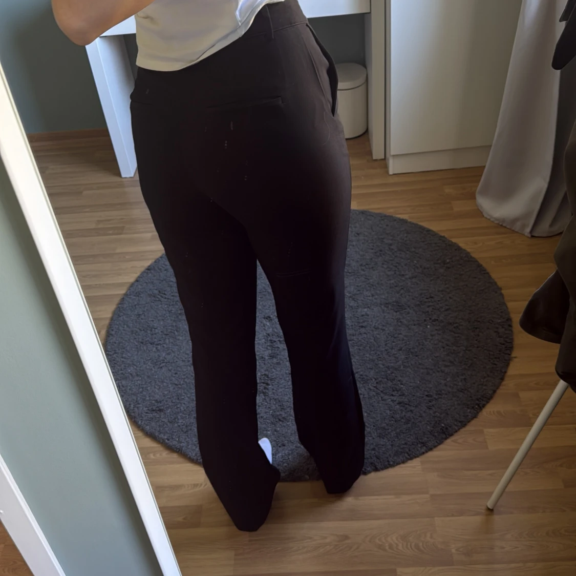 Svarta bootcut kostymbyxor från BikBok - 1