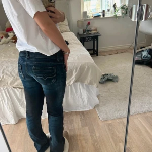 Lågmidjade jeans - Säljer ett par mörkblå jeans med låg midja. Jeansen är från Pepe jeans och är fåtal gånger använd❤️