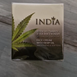 Ansiktskräm med hampolja från India Cosmetics - Ansiktskräm med hampolja som mjukgör och återfuktar huden. Passar alla hudtyper och innehåller ingredienser som arginin, vitamin E och niacinamid. Krämen absorberas snabbt och lämnar huden smidig och återfuktad.