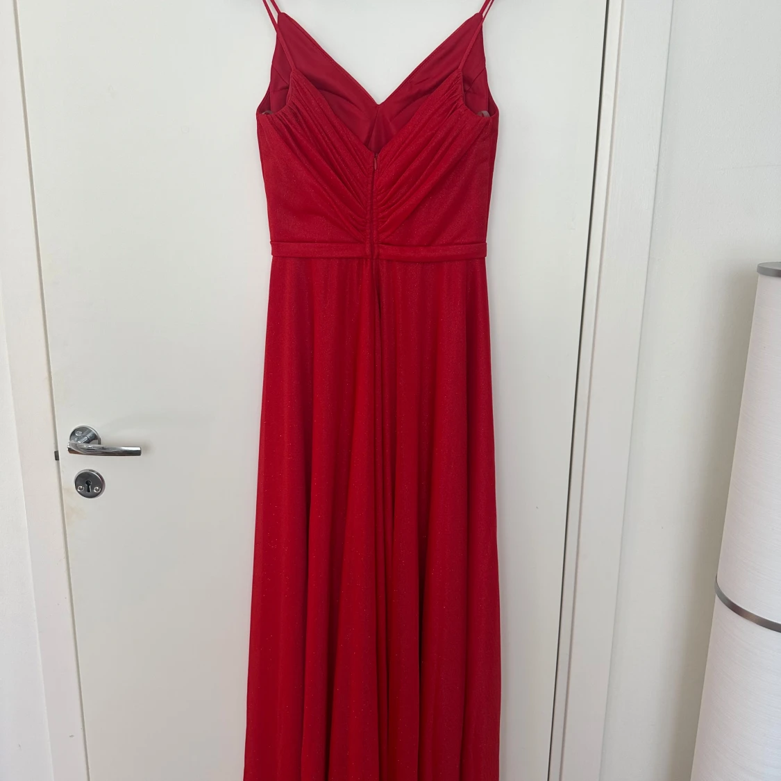 Röd bal/bröllopsklänning med smala axelband - 1