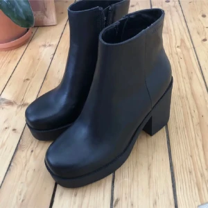 Svarta klackskor  - Svarta klackar från dinsko. Aldrig använda i nyskick. Klackhöjd ca 9cm. Vikt ca 970g.