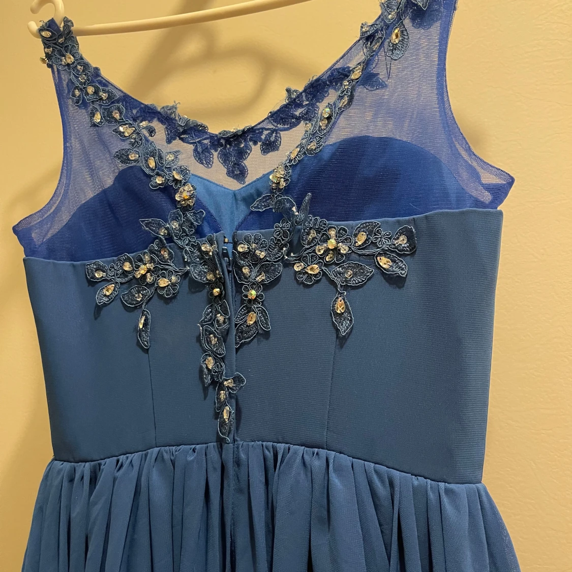 Blå långklänning med spets och pärlor - 2