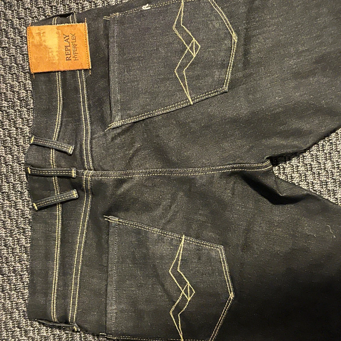 Replay Anbass Hyperflex jeans i svart denim - 1