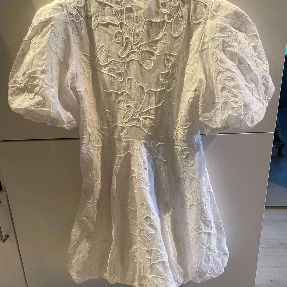 Vit kortklänning med puffärmar och broderade blommor - 2