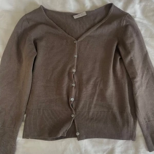 Brun kofta / cardigan  - Säljer en söt brun kofta från Turnover med v-ringning och knappar framtill. 🤎🤎 Fin att ha över en topp. Köpt second hand och är i bra skick med minimal tecken på användning. Storlek står inte men skulle säga XS/S