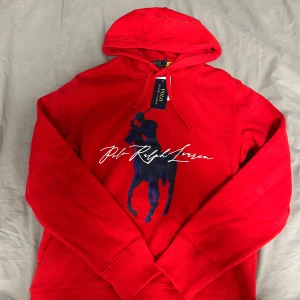Polo ralph lauren hoodie - Den hoodie med dens fina röda färg är helt ny och har ej använts och har lappen kvar. 