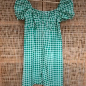Grön och vit rutig klänning med puffärmar - Säljer en söt grön och vit rutig klänning med puffiga kortärmar och fyrkantig ringning. Klänningen är i mycket bra skick. Är öppen för prisförslag 🩷