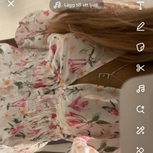 Maria Nilsdotter  - Stilrent halsband i silver från Maria Nilsdotter med ett hänge format som bokstaven E. Kedjan är tunn och smidig, perfekt för att ge en personlig touch till din stil. Boxen tillkommer!!!