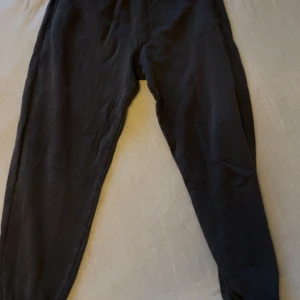 Svarta mjukisbyxor från Calvin Klein - Svarta mjukisbyxor från Calvin Klein med resår i midjan och avslappnad passform. 