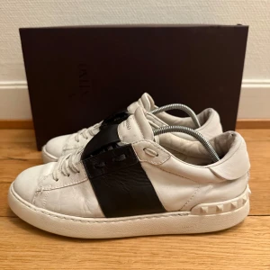 Valentino open sneakers  - Säljer nu dessa fina valentino open skor | Storlek 39 | Fint skick | Kommer med box och även kvitto | Hör gärna av er vid frågor eller funderingar 😊