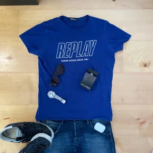 Replay T-shirt  - Säljer denna feta T-shirten från Replay som är perfekt för kalla sommaren | Den är i bra skick | Storlek xs, jag är 175 och den sitter något tajt | Tveka inte på att komma med frågor 🤝🏼