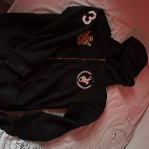 Raulph lauren hoodie - en mörkblå hoodie med en 3a på armen och ryggen, inte sliten 