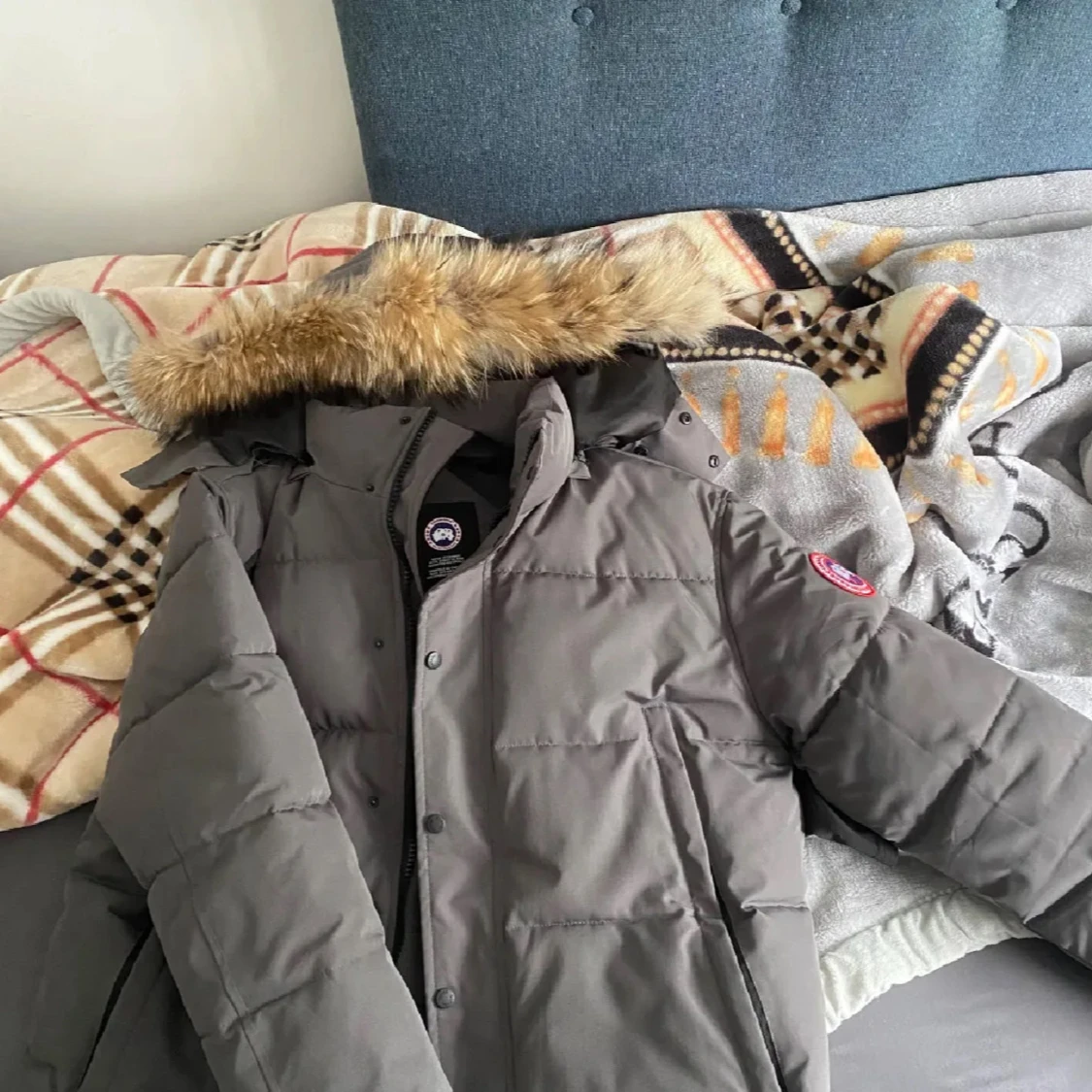 Grå dunjacka med pälskant från Canada Goose