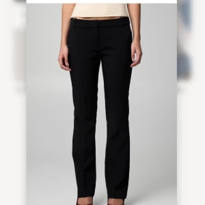 Svarta kostymbyxor från bikbok - ”Vera kostymbyxa med medellågmidja” ifrån BikBok!🥰 Använda ett par gånger men är i mycket bra skick. Säljer då de ej passar💕Skriv för bilder