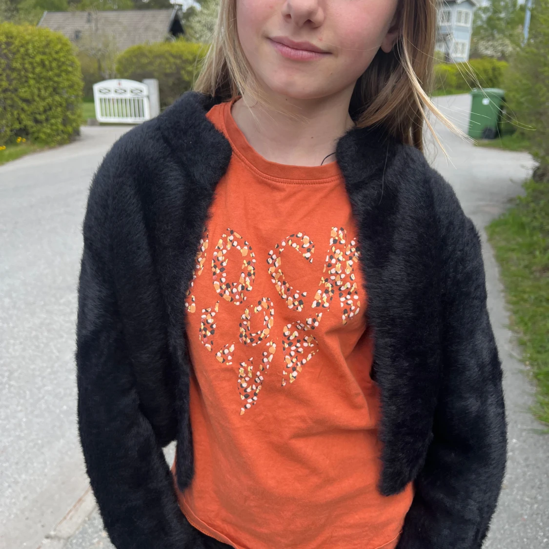 Svart pälsjacka i croppad modell - 1