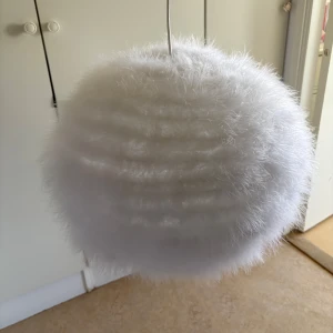 Vit fluffig taklampa  - Säljer en rund och superfluffig vit taklampa med mjuk och lurvig yta. Ger ett behagligt ljus och passar perfekt i sovrummet eller vardagsrummet. Har aldrig använt den är helt ny 