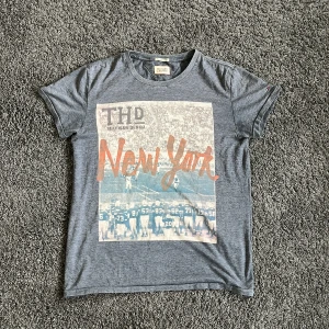T-shirt med tryck - Säljer en riktigt snygg T-shirt med tryck! Tröjan är i bra skick, inga defekter, skick 8/10. Storlek S. Hör av er vid minsta fundering!💫