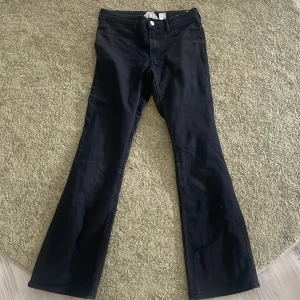 Svarta flared byxor från H&M - Säljer ett par svarta byxor från H&M med flared ben och låg midja. Storlek 158 passar för 11-13 åringar (beror på längd). Fråga gärna om mer info 🩷 pris kan diskuteras!