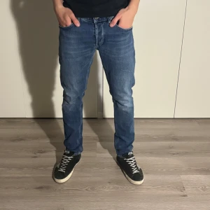 Dondup George - Säljer ett par goa Dondup George skinny fit i senaste modellen. Passar W33. De är i mycket bra skick. Skriv vid minsta fundering!