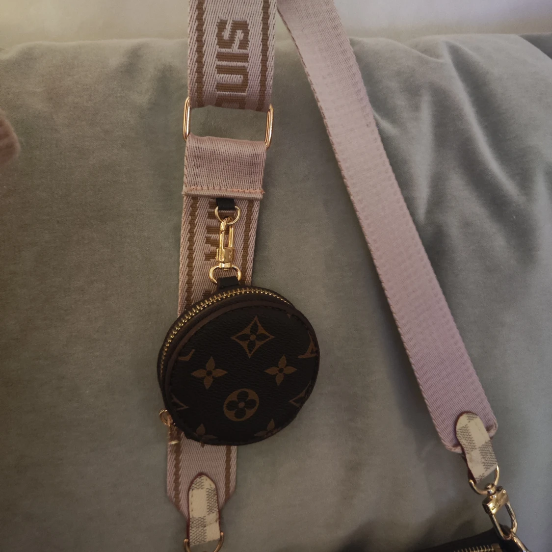 Axelväska med rosa band - 1