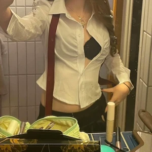 Vit Croppad Skjorta - sparsamt använd.