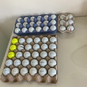 Begagnade golfbollar ProV1 - !Skriv till mig hur många du vill så löser jag ett bra pris!                                                                               Säljer ett större parti begagnade golfbollar, mestadels vita men även några gula. Perfekt för dig som vill fylla på golfbagen utan att lägga en förmögenhet. Bollarna levereras i äggkartonger för enkel förvaring och transport.