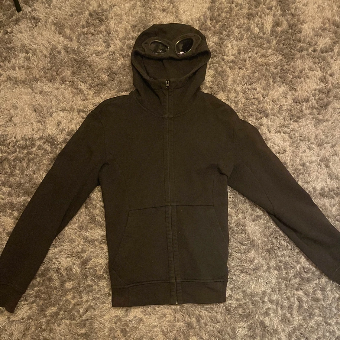 Svart hoodie med glasögon från C.P. Company