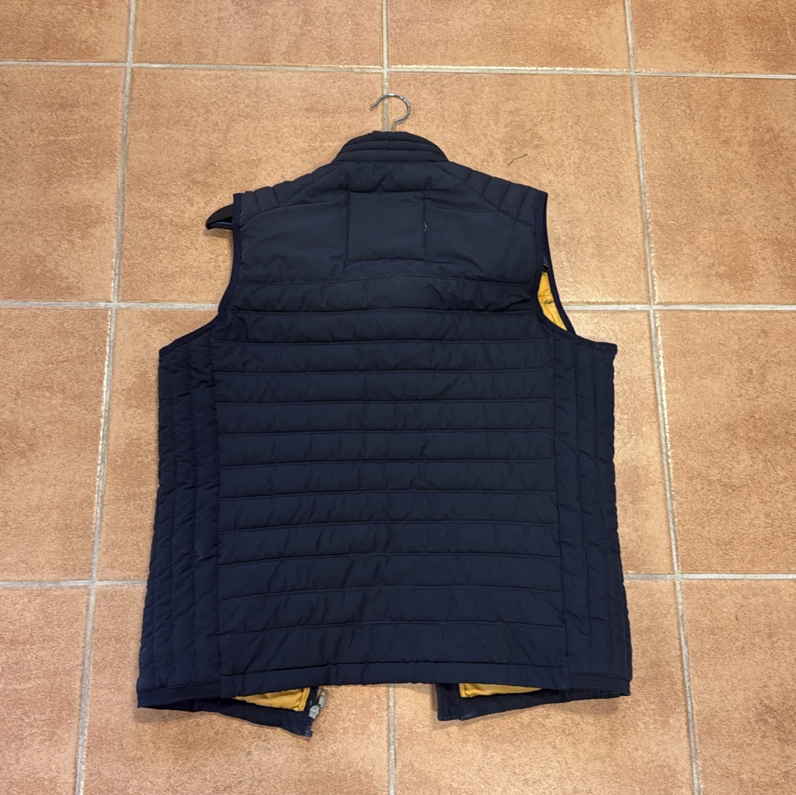 Svart dunväst med gul insida från Jack & Jones - 3