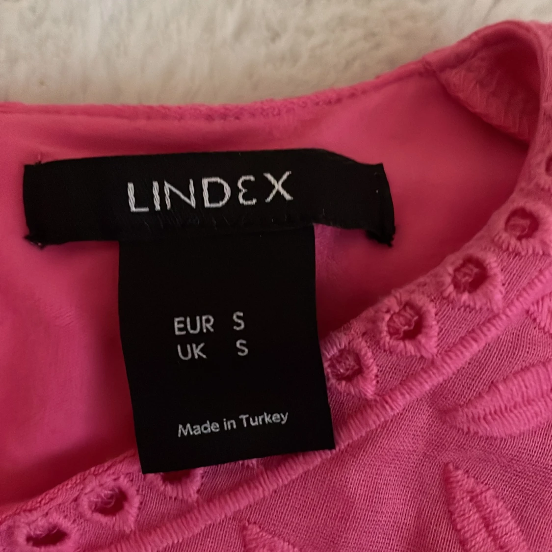 Rosa blus med broderad krage från Lindex - 2