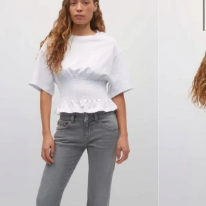 Vit topp med volangdetalj - Så fin topp från Gina, endast använd en gång❤️