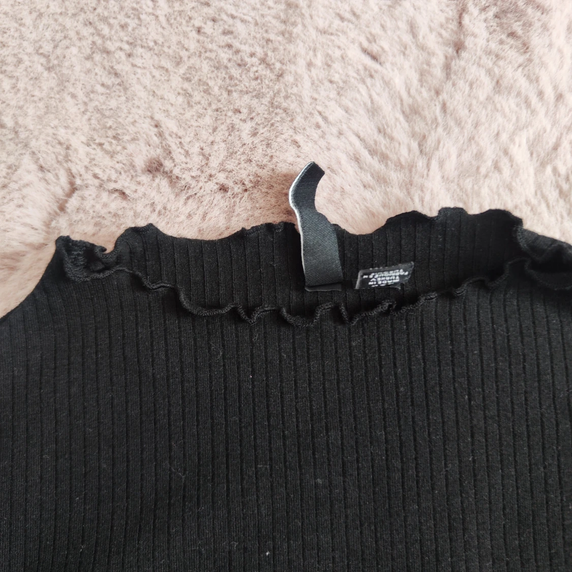 Svart långärmad topp med volangkant - 3