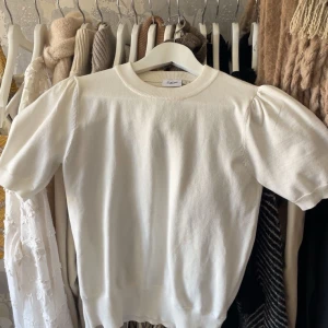 Vit puffärmad topp - Säljer en stilren vit topp från Saint Tropez med puffärmar och rund halsringning. Tröjan har korta ärmar med lätt volym och är gjord i mjukt bomullsmaterial. Aldrig använd!