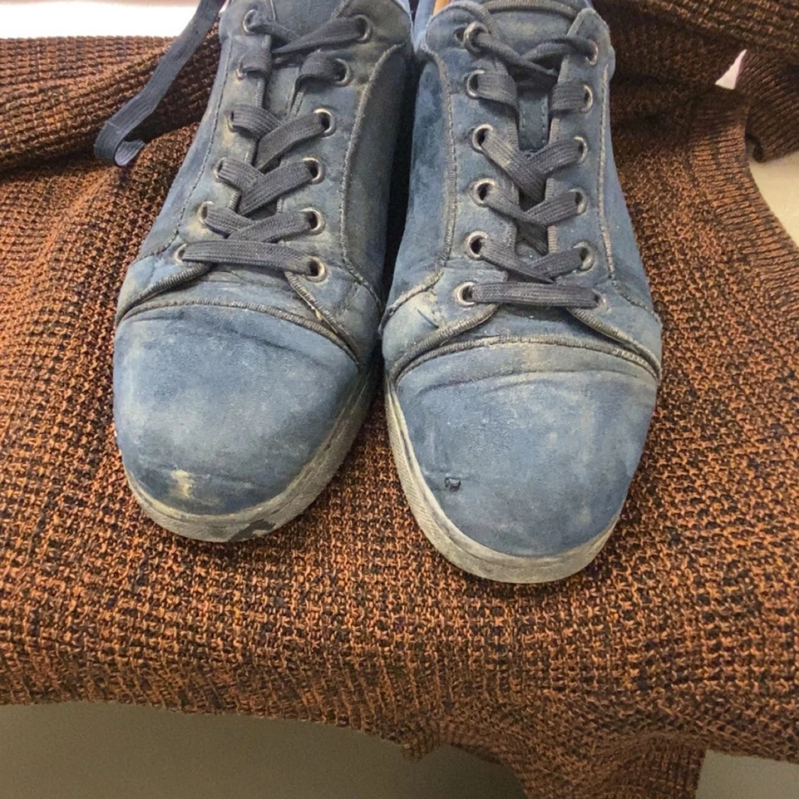 Blå sneakers med röd sula - 1