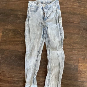 Ljusblå jeansbyxor - Säljer ett par ljusblå jeansbyxor i bra skick. De är högmidjade och har en skinny passform. De är köpta på Gina Tricot, och är i modellen Molly.  Använda fåtal gånger, så de är i väldigt fint skick. Lappen är bortklippt, men utöver de är det helt rena och fina. 