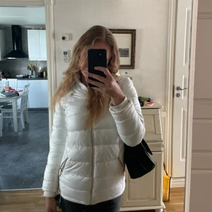 Guess jacka - Jätte snygg vinter/höst jacka från guess.🤩 Säljer då jag tyvärr inte fått så mycket användning för den. 