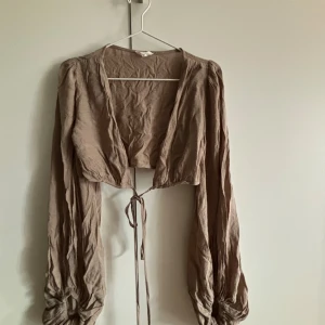 Knyttopp  - Från Nelly, sitter väldigt fint på. Knyts flera varv runt midjan 