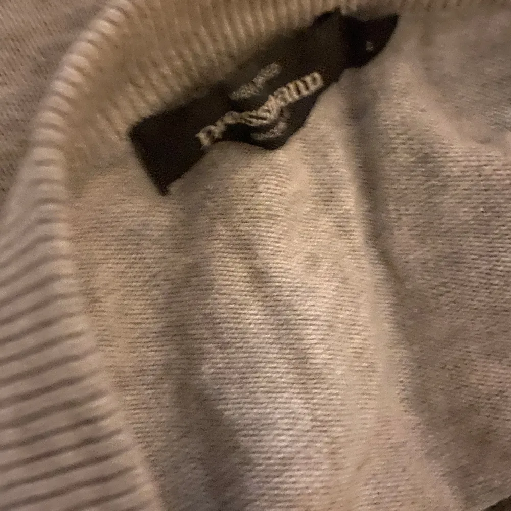 Tröjan är ungefär 1,5 år gammal ganska använda storlek large funkar även som en Medium. Priset går att diskuterar. Hoodies.