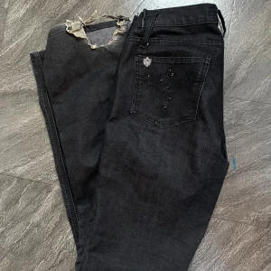 Jeans med snygga fickor  - Low waistjeans från Gina med snygga bakfickor. Slitage längst ner på jeansen. De nåt marken på mig som är 169cm