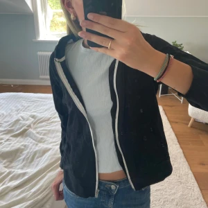 Hoodie - Snygg tröja från lager157, dragkedjan är trasig och går tyvärr inte att stänga🙏🏻💗