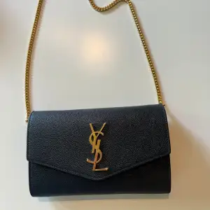 Säljer nu min fina YSL - uptown chain wallet. Den köptes våren 2021 från ysl:s egna hemsida och är självklart äkta. Den har använts varsamt och har inga större defekter. Nypris ca 13 500 kr