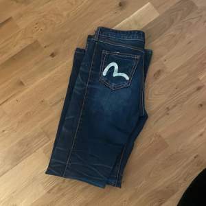 bootcut evisu jeans! säljs på grund av att dom inte riktigt passar o inte används. tveka inte att fråga om mått, fler bilder osv!  det står ”size : 029” dom är förstora för mig som brukar ha 26/27/28 i waist om dom ska vara tajta. köpte för 799kr